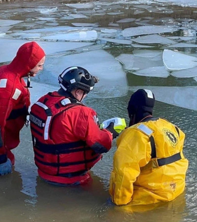 A rescue team in icy water uses the AquaEye scanner.