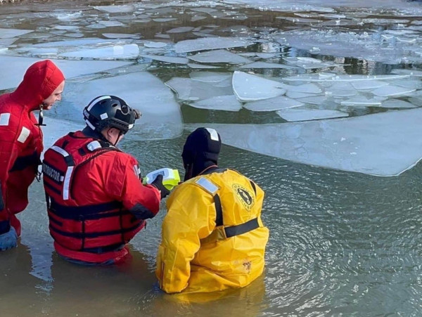 A rescue team in icy water uses the AquaEye scanner.